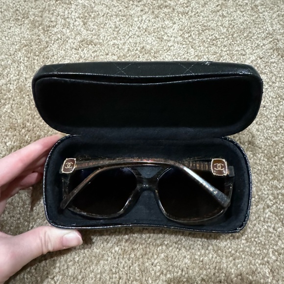 Chanel 5174 c.1204/3B Oversized Tortoise Shell
Brown Sunglasses + Case - Picture 7 of 12